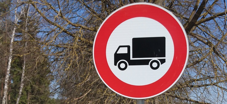 Ceļa zīme Nr.306 “Kravas automobiļiem braukt aizliegts”