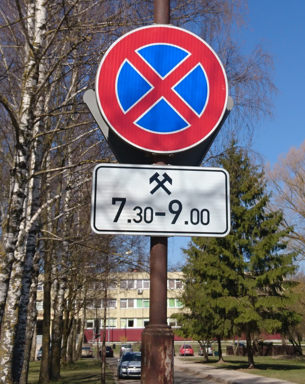 Ceļa zīmes pie Jelgavas 6. vidusskolas