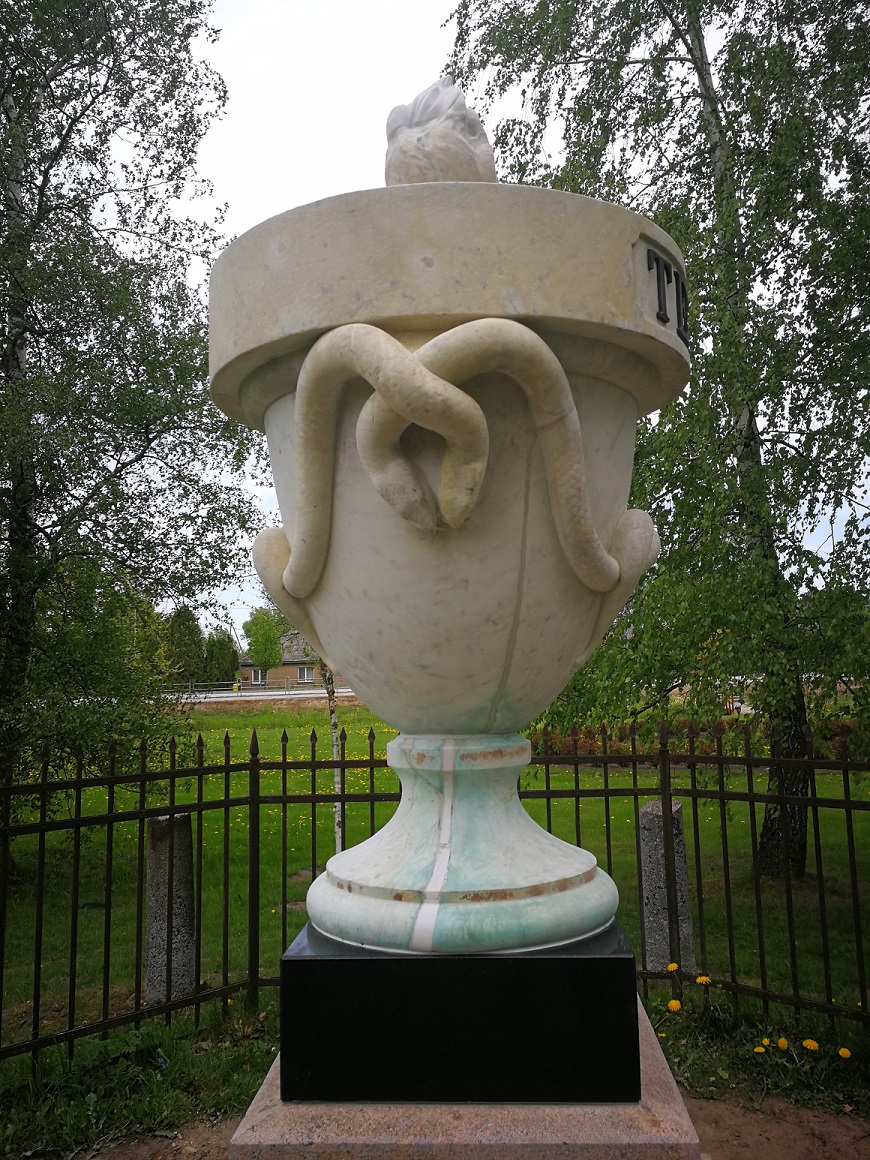 Restaurēts kapa piemineklis – urna Kristapam Ludvigam Tečam