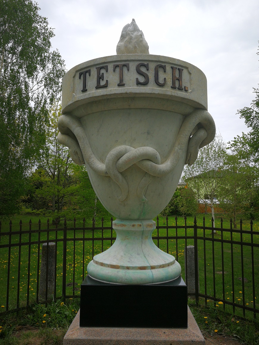 Restaurēts kapa piemineklis – urna Kristapam Ludvigam Tečam