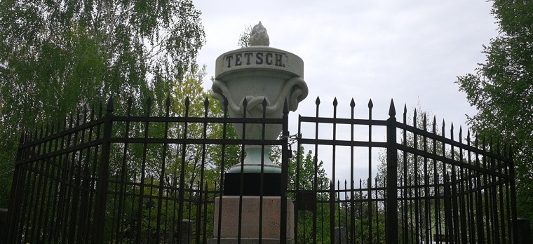 Kapa piemineklis - urna Kristapam Ludvigam Tečam Mīlestības alejā
