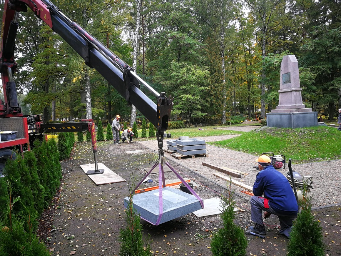 Stēlas Meža kapsētā