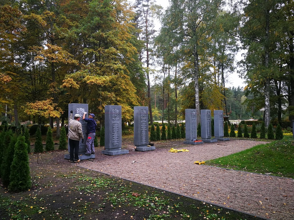 Stēlas Meža kapsētā