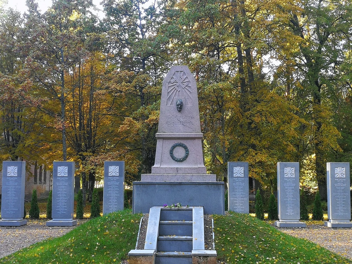 Stēlas Meža kapsētā