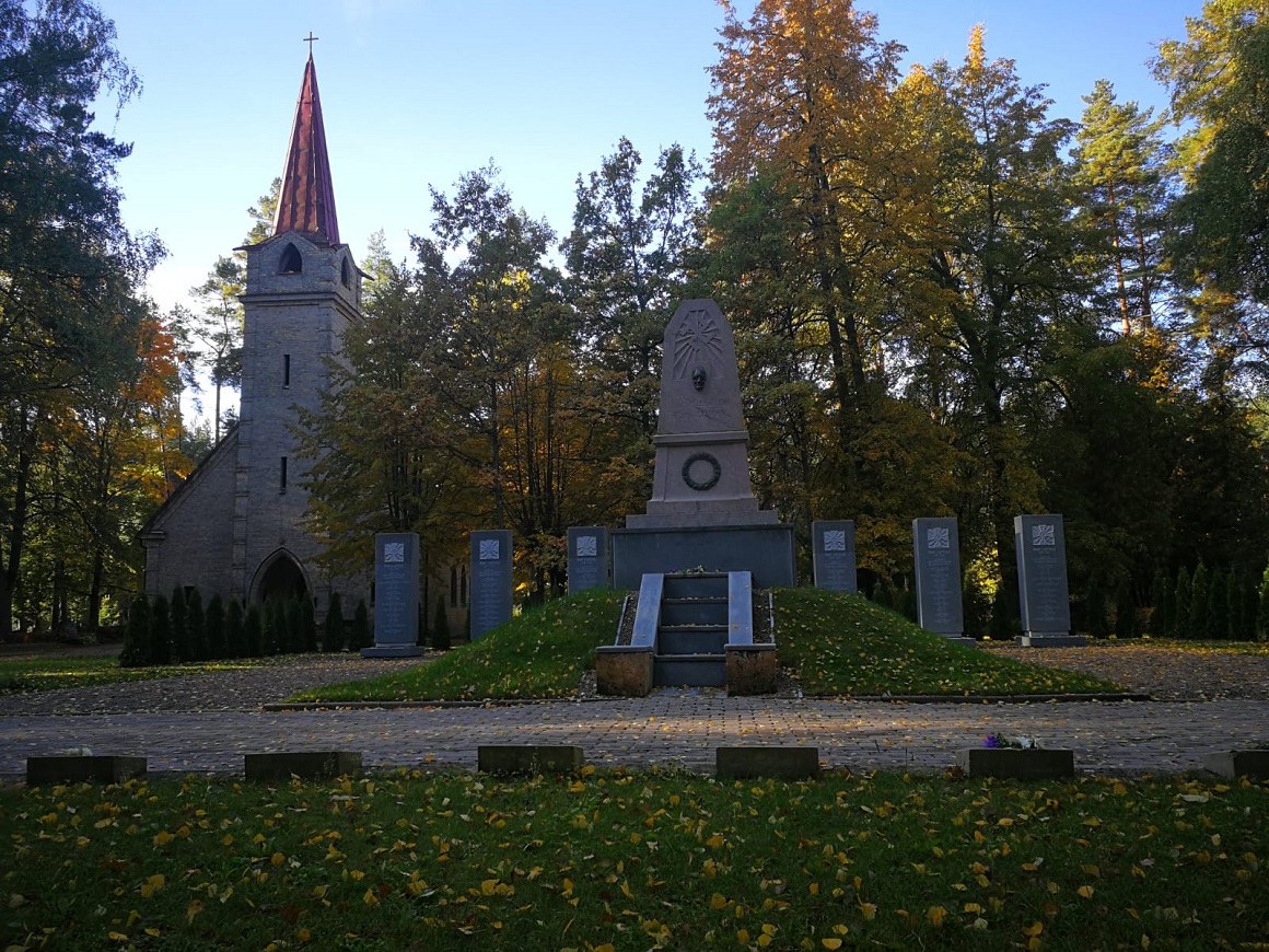 Stēlas Meža kapsētā