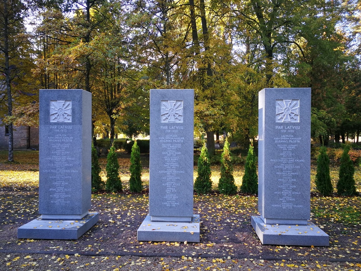 Stēlas Meža kapsētā