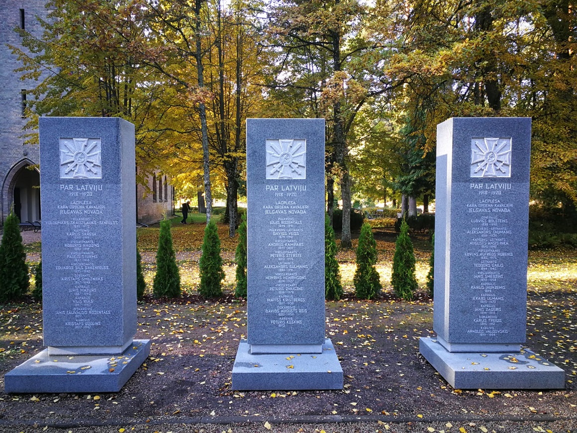 Stēlas Meža kapsētā