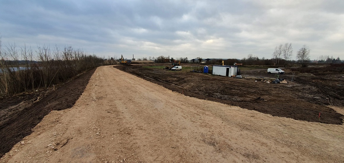 Apkalpošanai paredzētais ceļš pie slūžām Slokas ielā