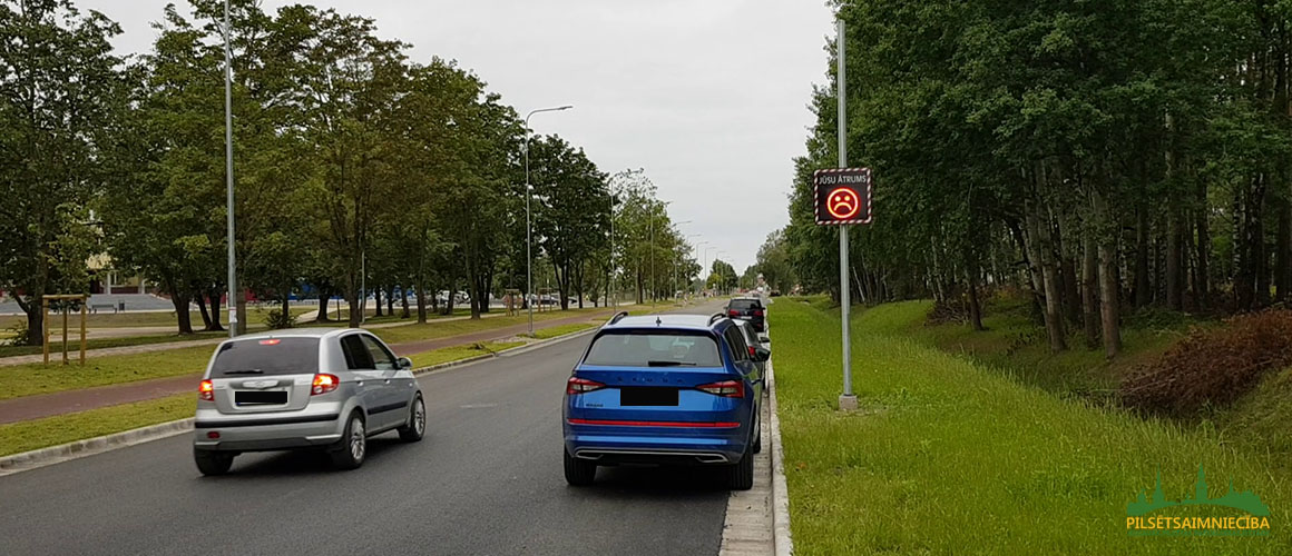 Transportlīdzekļu momentānā ātruma attēlošanas displejs Loka maģistrālē