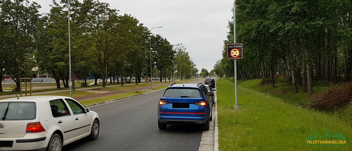 Transportlīdzekļu momentānā ātruma attēlošanas displejs Loka maģistrālē