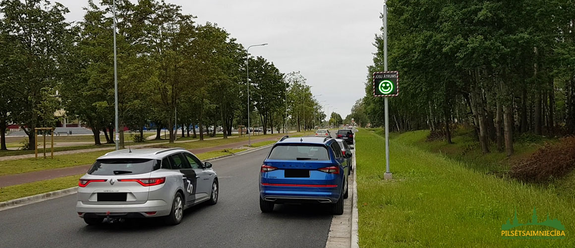 Transportlīdzekļu momentānā ātruma attēlošanas displejs Loka maģistrālē