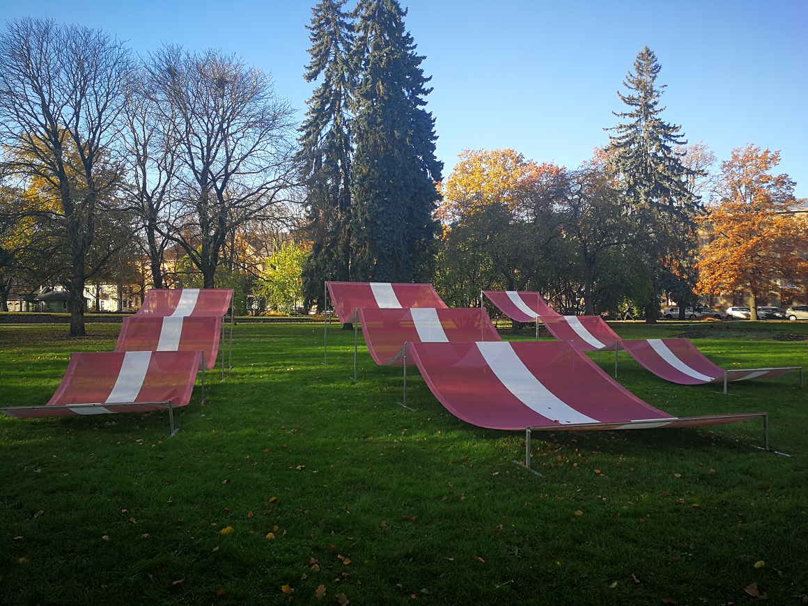 Metāla karkasi ar lielformāta karoga baneriem Raiņa parkā