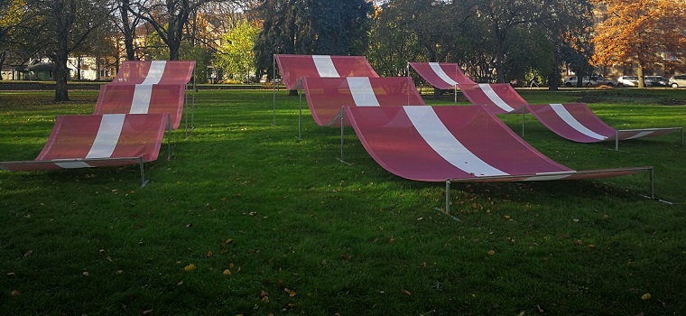 Metāla karkasi ar lielformāta karoga baneriem Raiņa parkā