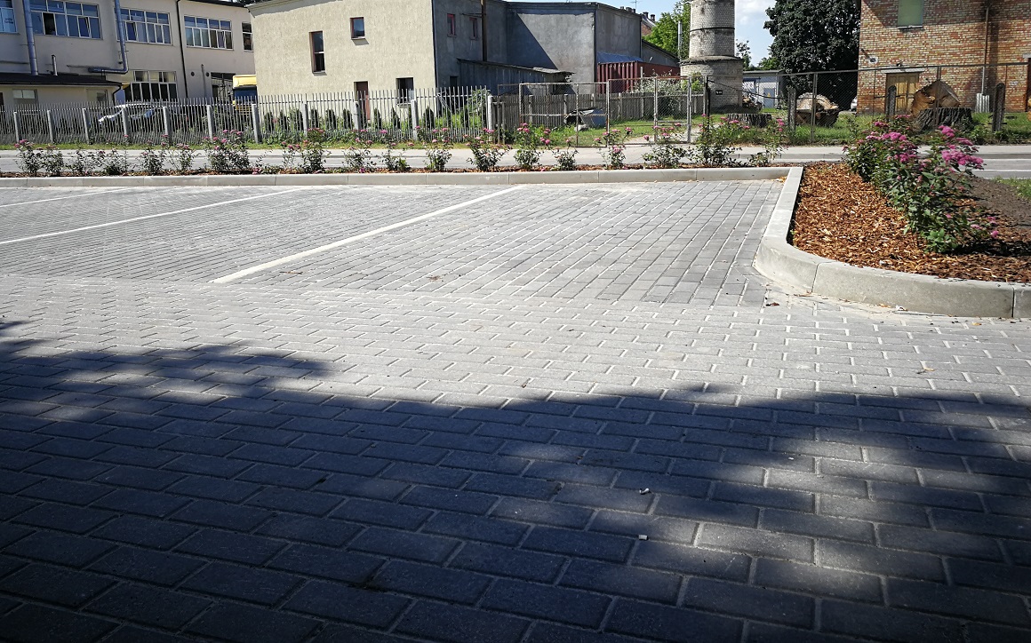 Bruģēts stāvlaukums Pulkveža Brieža ielā 14