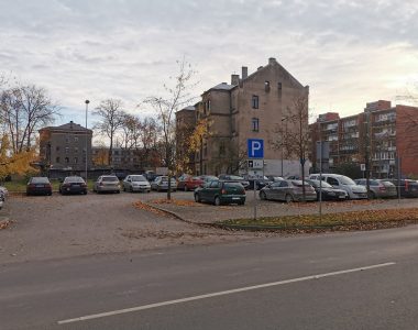 Mātera ielas un Sudrabu Edžus ielas krustojuma stāvlaukums