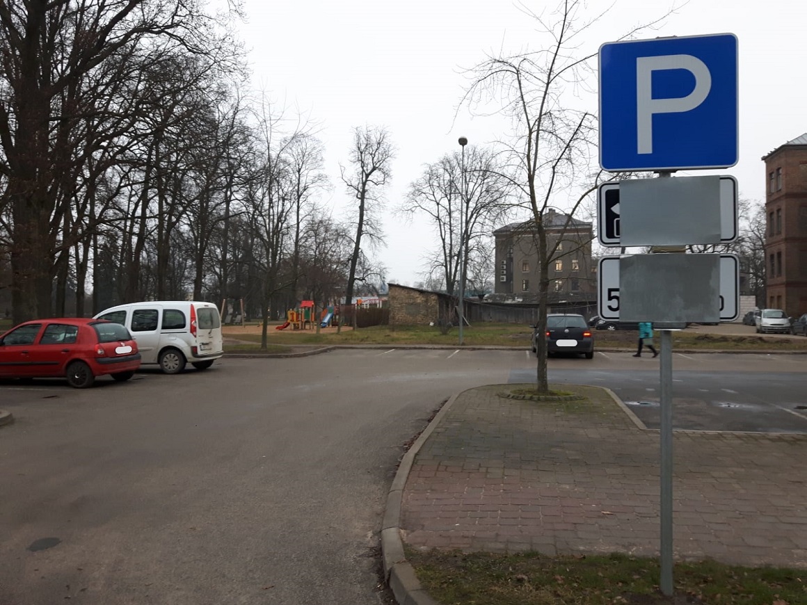 Mātera iela, stāvlaukums