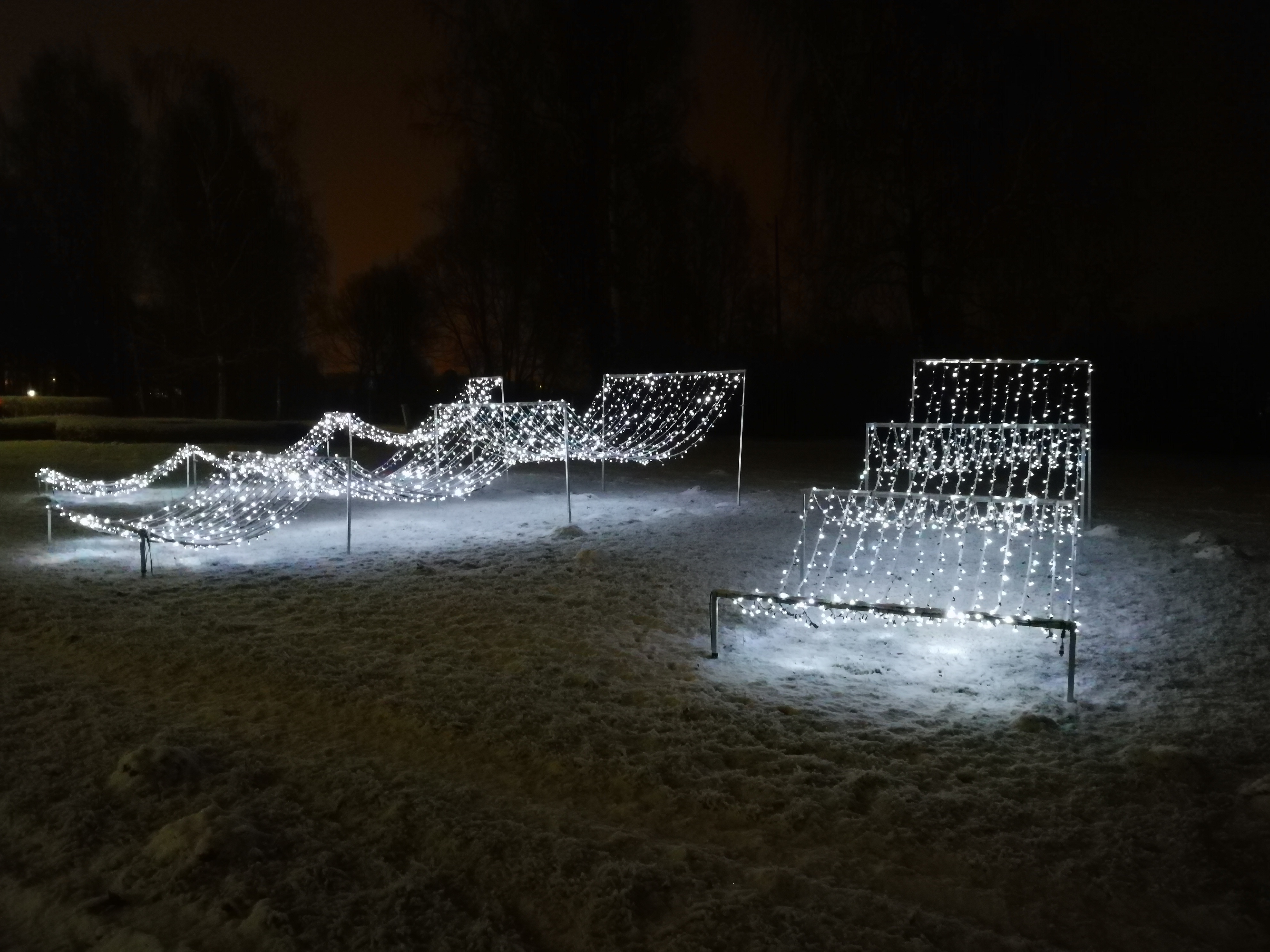 Ziemassvētku rotājumi Mīlestības alejā
