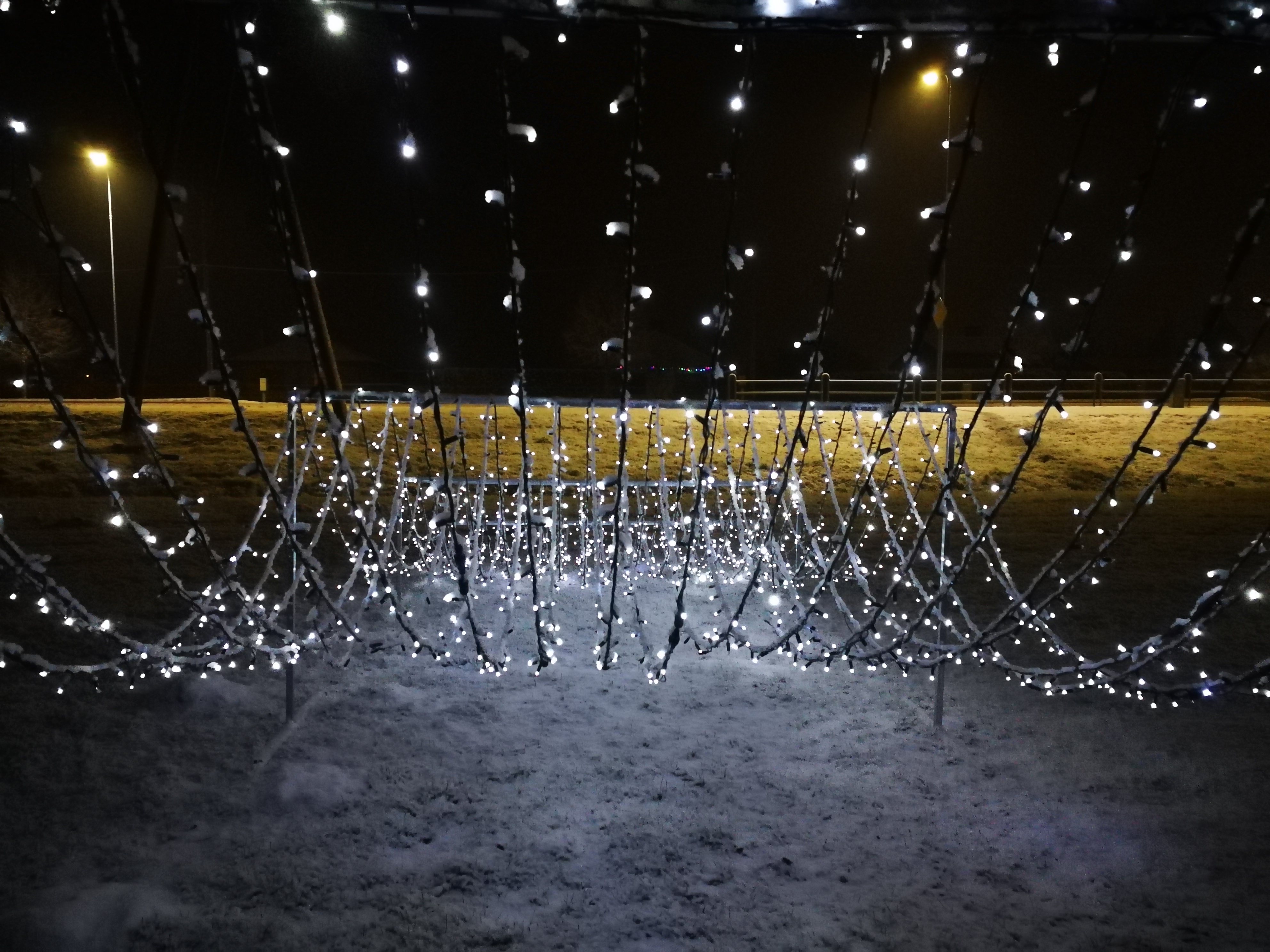 Ziemassvētku rotājumi Mīlestības alejā