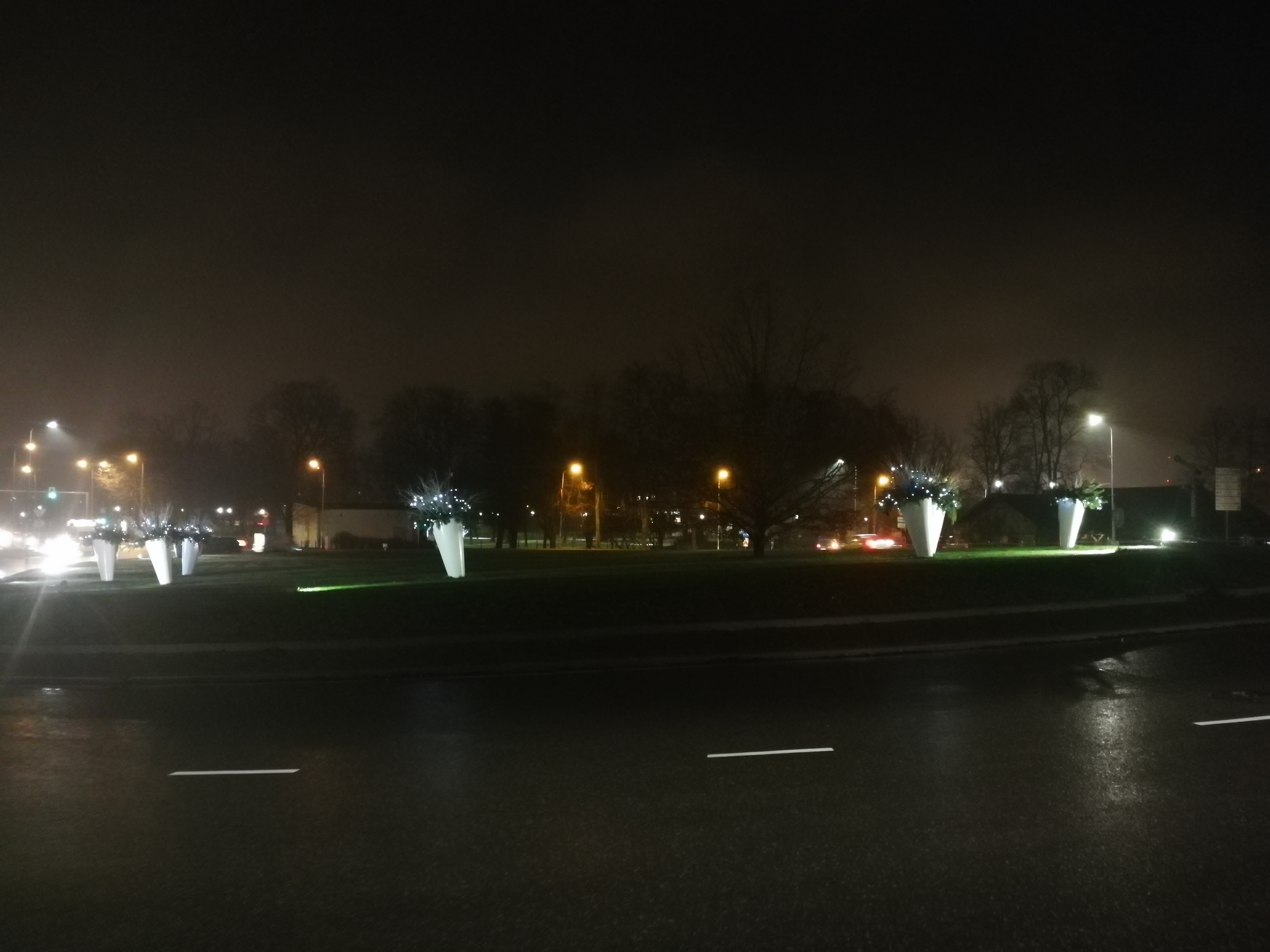 Ziemassvētku rotājumi Stacijas ielas un Pasta ielas rotācijas aplī