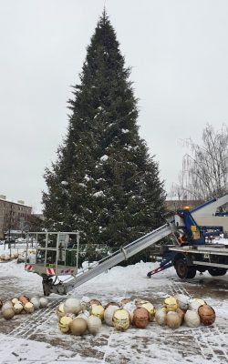 Rotājumu un gaismas dekoru noņemšana pilsētas lielajai eglei Hercoga Jēkaba laukumā