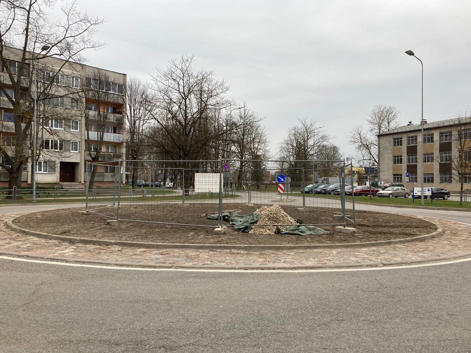 Vides objekta "Puķu koks" uzstādīšana Brīvības bulvāra rotācijas apļa centrā