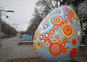 Lieldienu dekori Driksas gājēju ielā