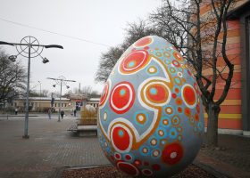 Lieldienu dekori Driksas gājēju ielā