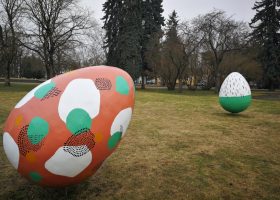 Lieldienu dekori Raiņa parkā