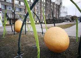 Lieldienu dekori Satiksmes ielā