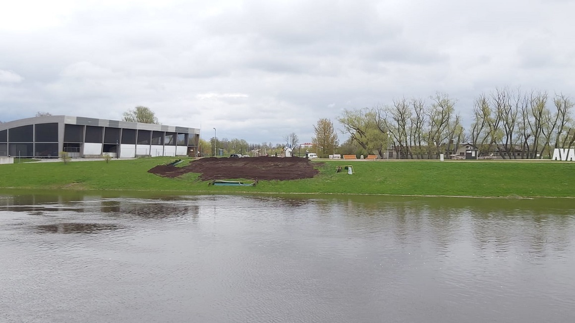 Pasta salas Driksas upes krasta nogāzes puķu dobe
