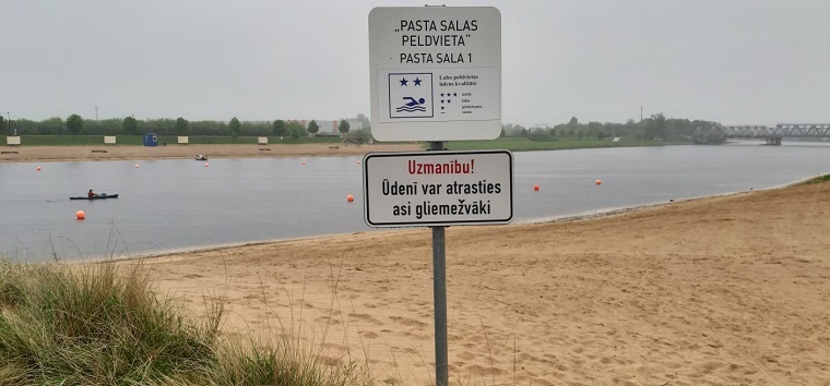 Informatīva zīme Pasta salas peldvietā par ūdens kvalitāti
