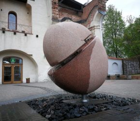 Sskulptūra-strūklaka “Trīsvienība” Jelgavas Svētās Trīsvienības baznīcas torņa pagalmā