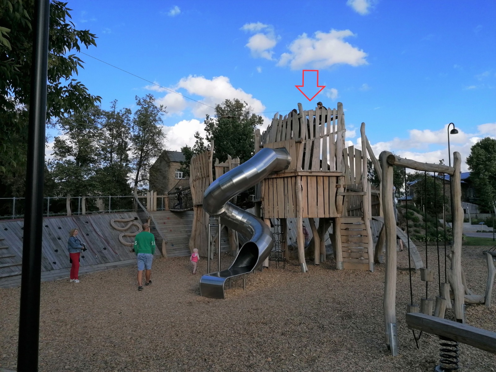 Foto – Iedzīvotāja iesūtīts ziņojums. Bērni atrodas rotaļu iekārtā neatļautā un bīstamā vietā, Uzvaras parkā