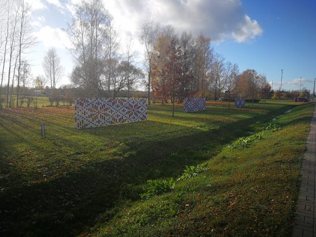 Valsts svētku trīs optiskie dekori Dobeles šosejā pie Mīlestības alejas