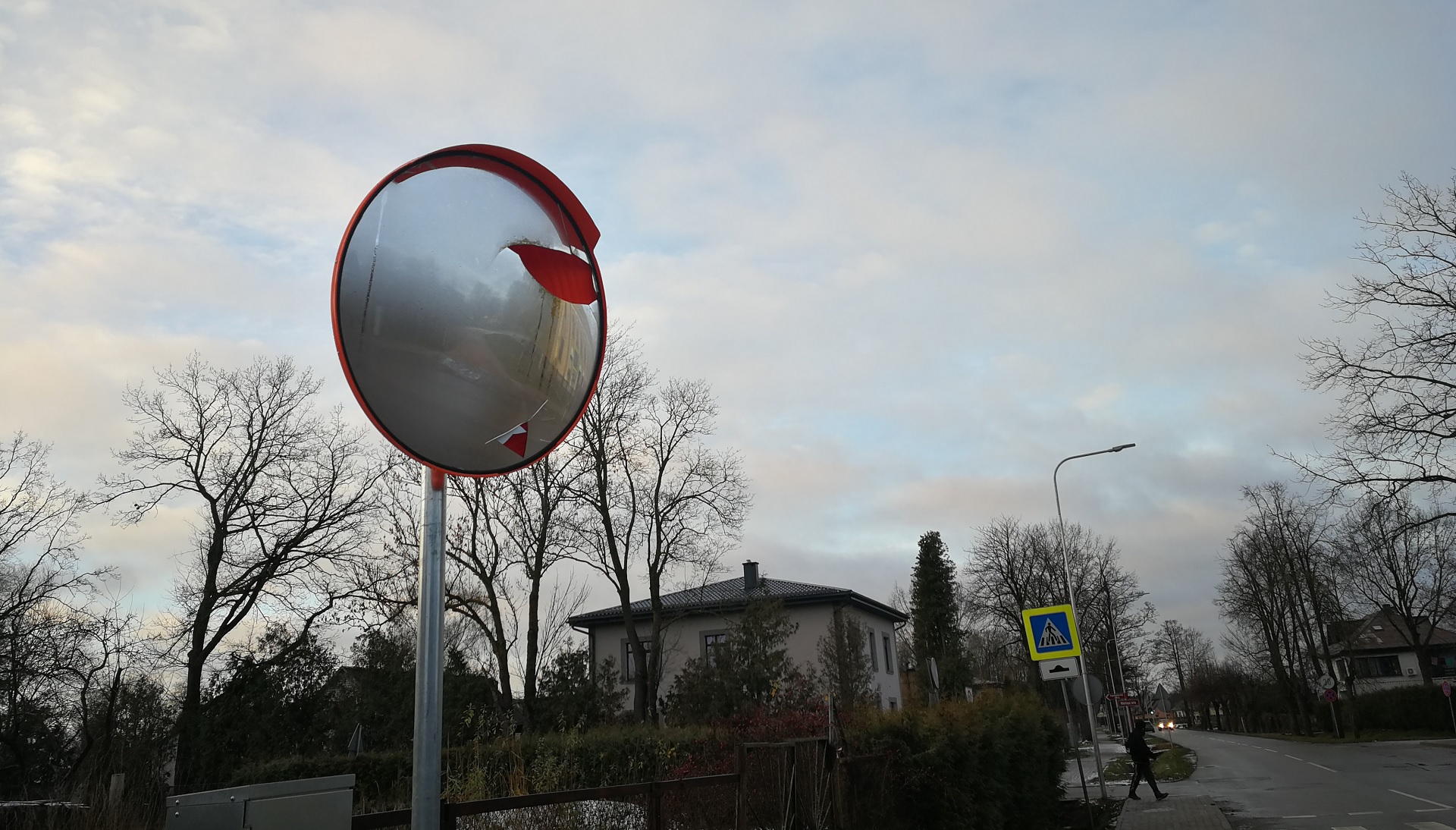 Sasists sfēriskais spogulis Filozofu ielā