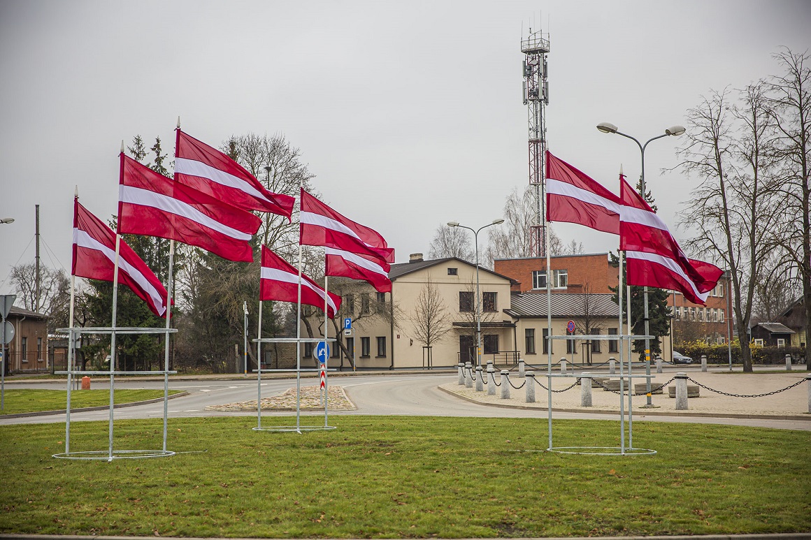 Latvijas karogi rotācijas aplī pie dzelzceļa stacijas