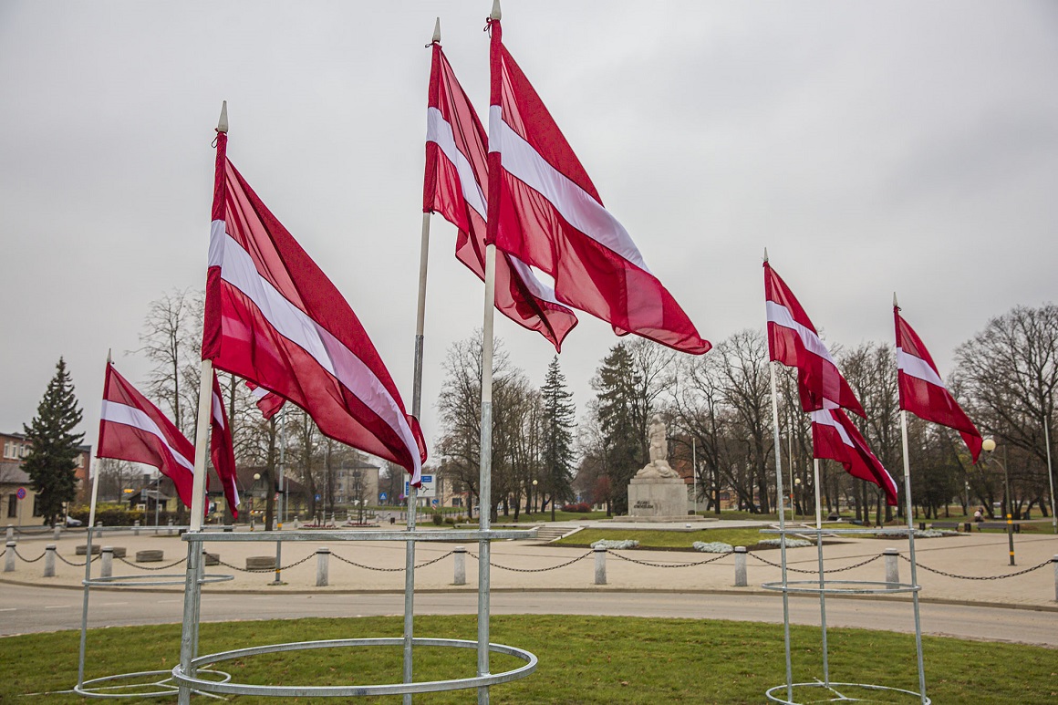 Latvijas karogi rotācijas aplī pie dzelzceļa stacijas