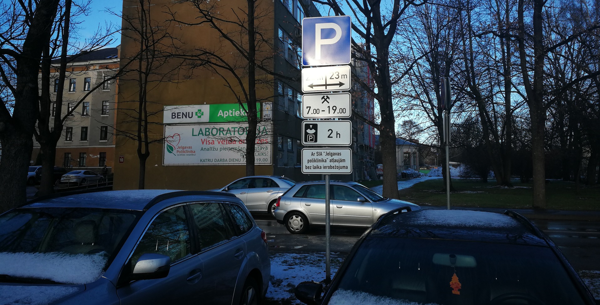 Satiksmes organizācijas izmaiņas stāvlaukumā Sudrabu Edžus ielā 13A