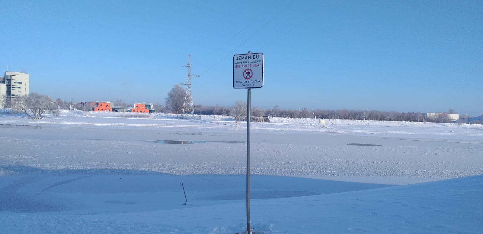 Brīdinājuma zīmes Lielupes krastā