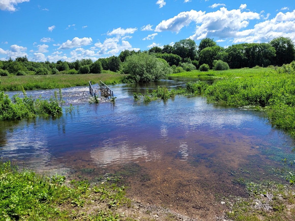 Gājēju tilts pār Platones upi Dzirnavu ielā
