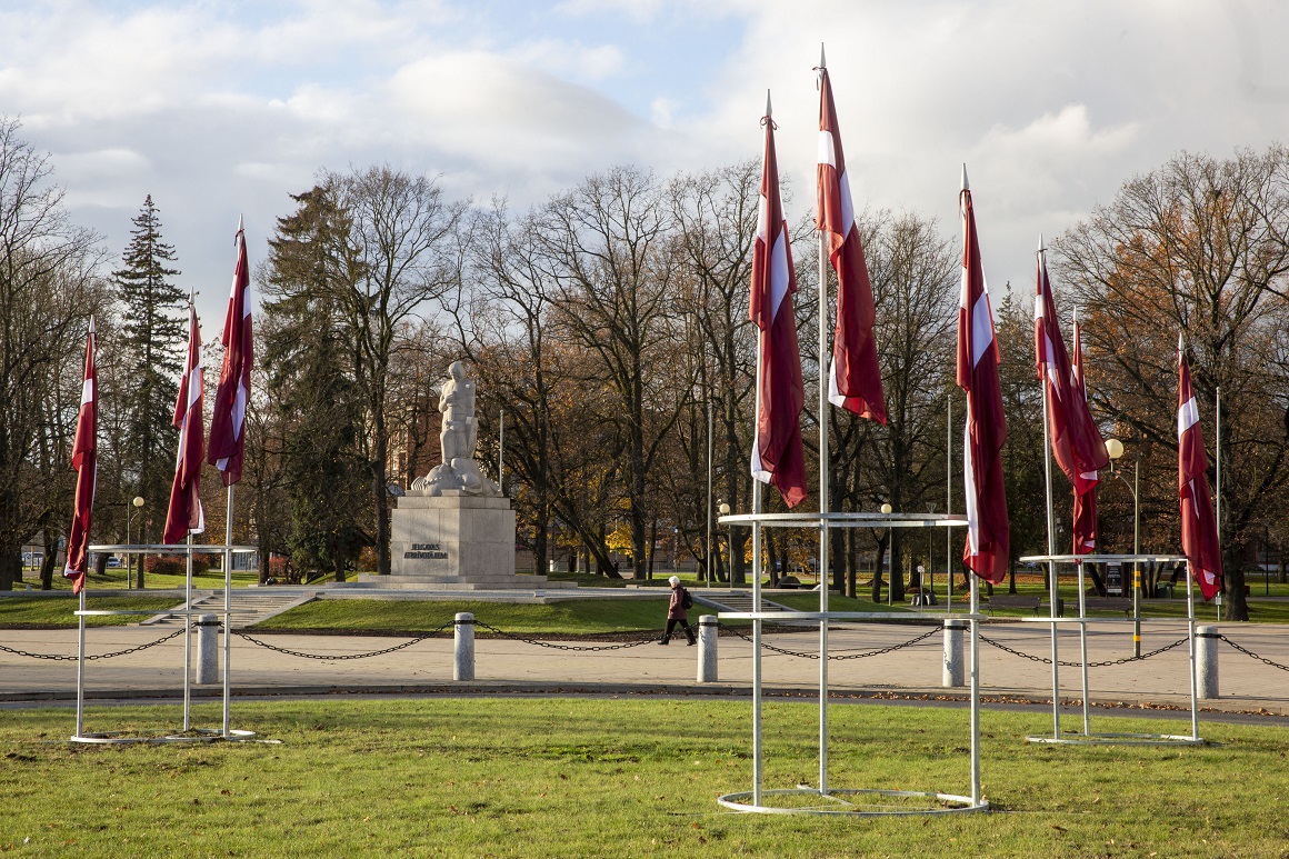 Statīvi Latvijas karogiem rotācijas aplī pie dzelzceļa stacijas