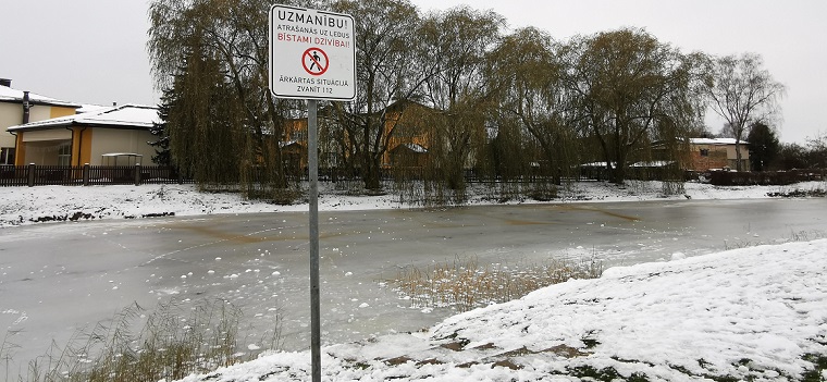 Atrasties uz ledus ir bīstami; izvietotas brīdinājuma zīmes pie ūdenstilpēm