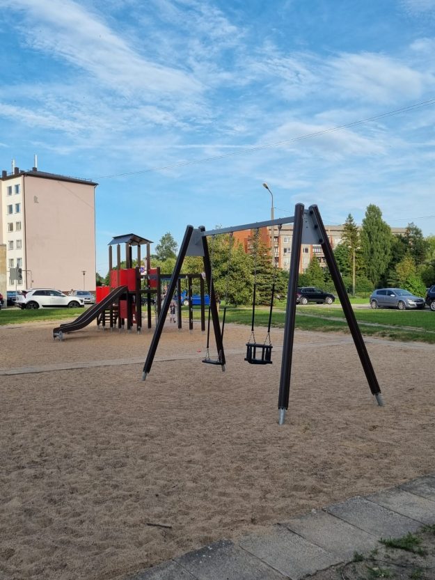 Rotaļu laukums Asteru ielas 16 iekšpagalmā.