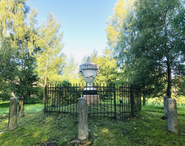 Teča vāze un čuguna sēta Mīlestības alejā