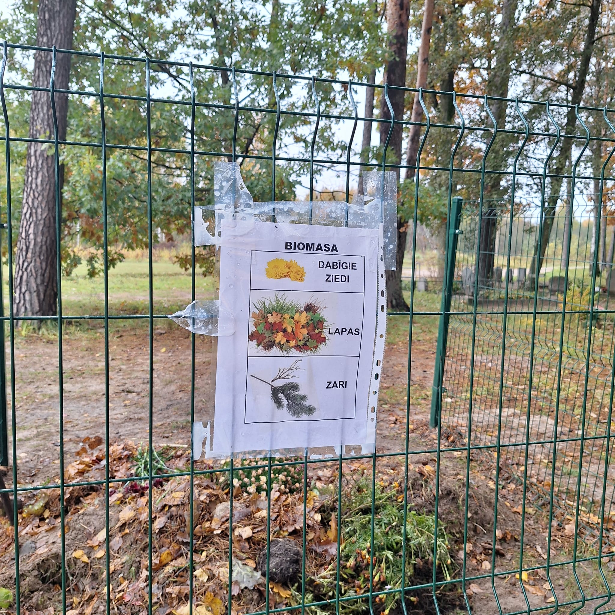 Atkritumu šķirošanas vieta Meža kapos.