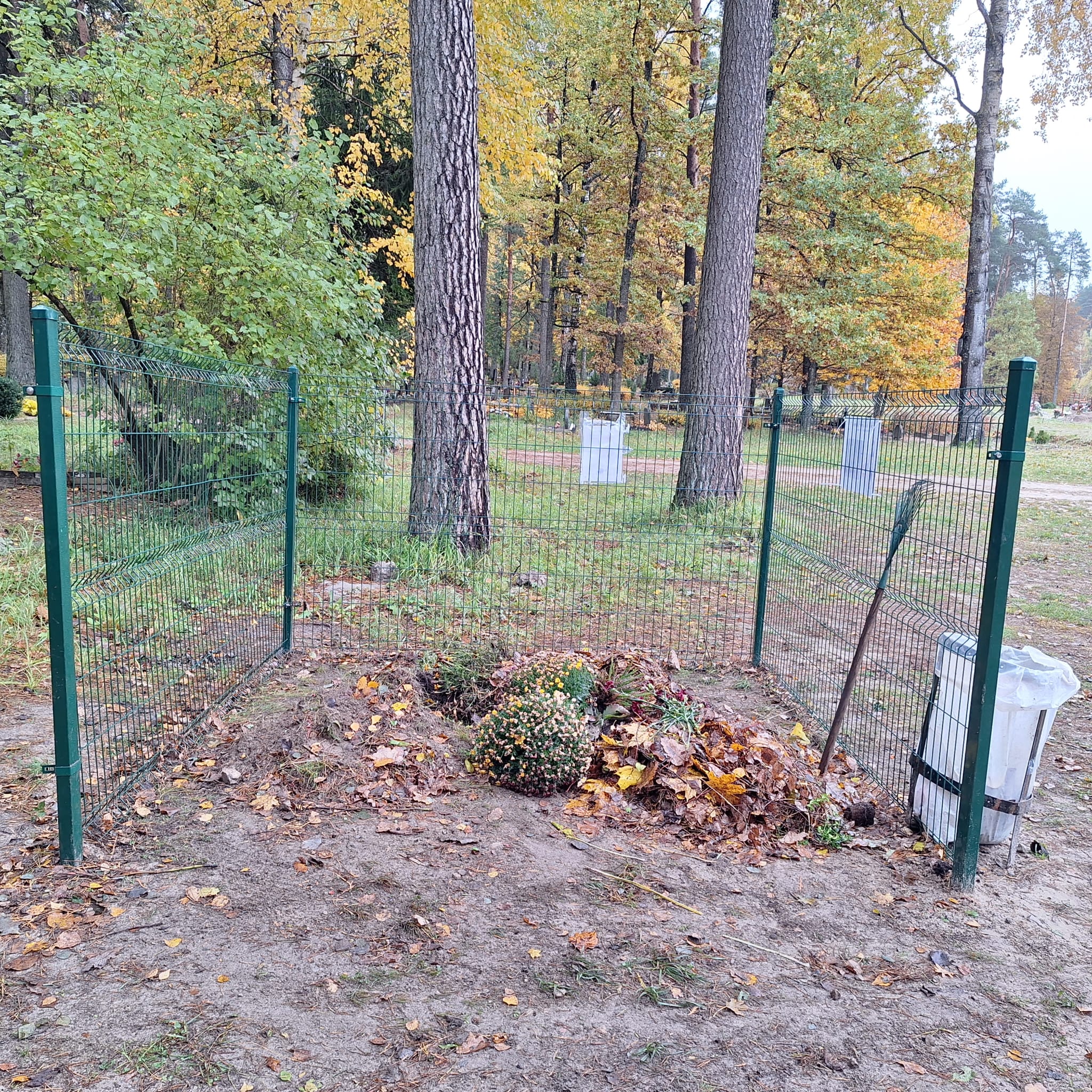 Atkritumu novietne Meža kapos.