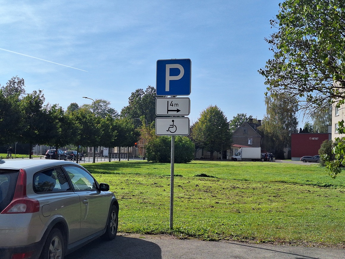 Raiņa iela Nr. 42, pie Medicīnas sabiedrības “OPTIMA 1”