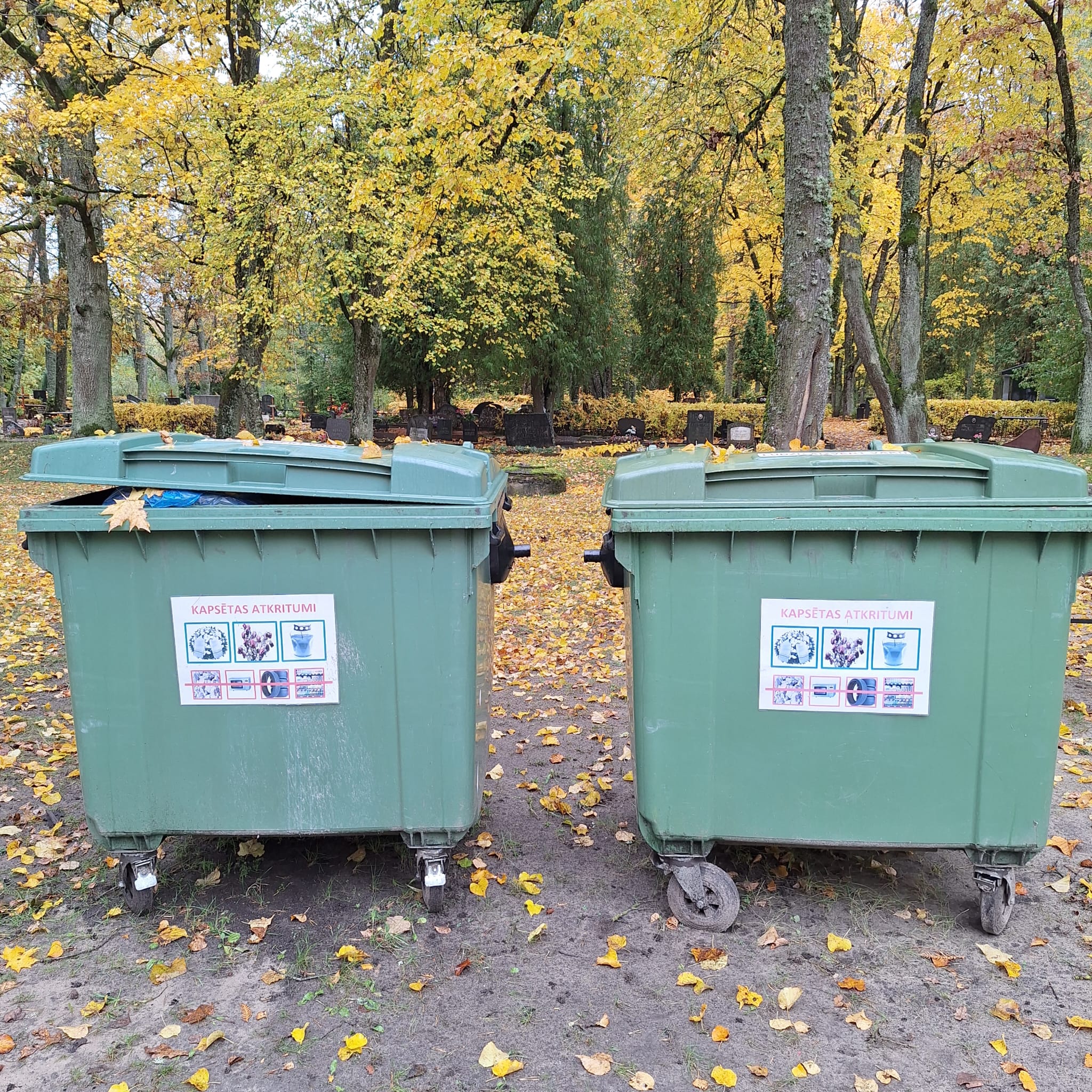 Kapsētas atkritumu konteiners.