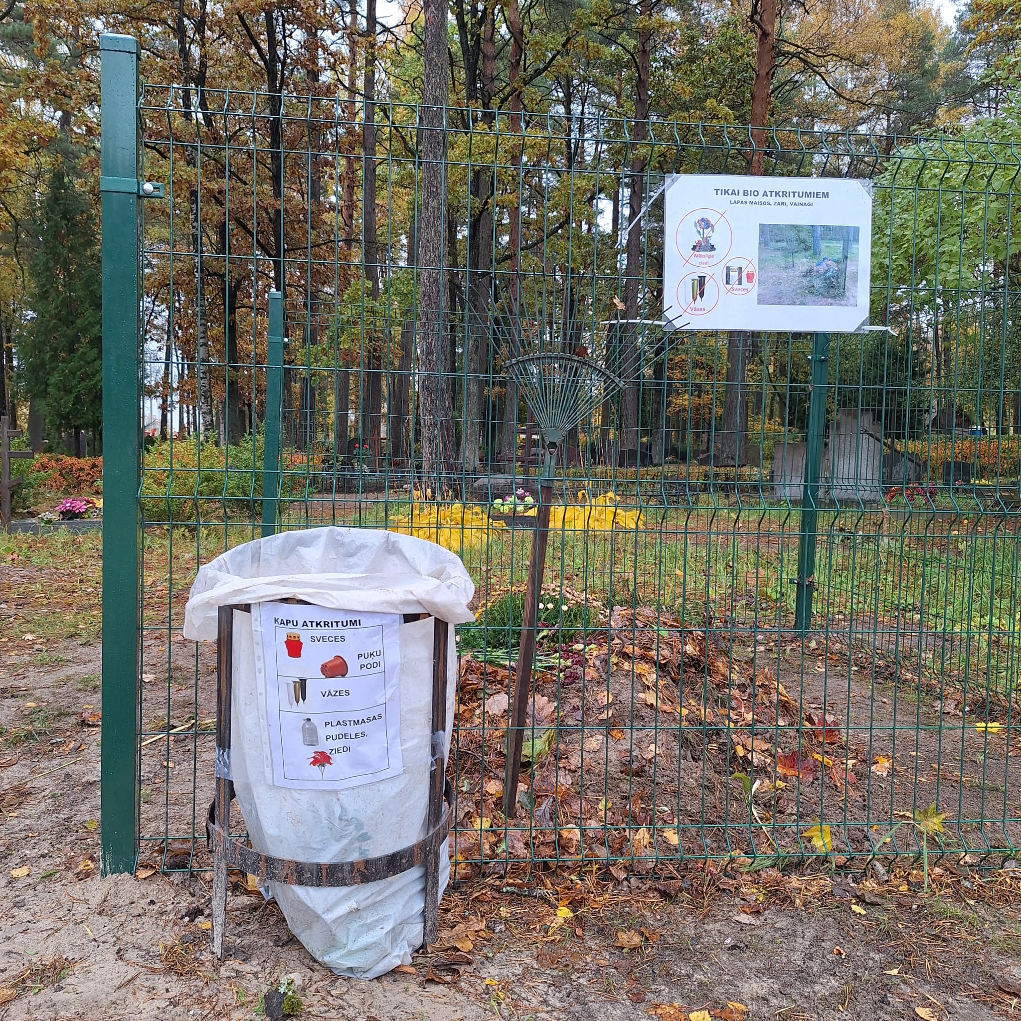 Atkritumu šķirošanas vieta Meža kapos.