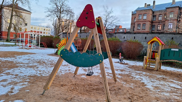 Rotaļu laukumā Raiņa parkā sākta rotaļu iekārtu nomaiņa